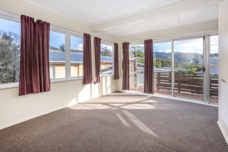 Photo of property in 48 Collins Avenue, Tawa, Wellington, 5028