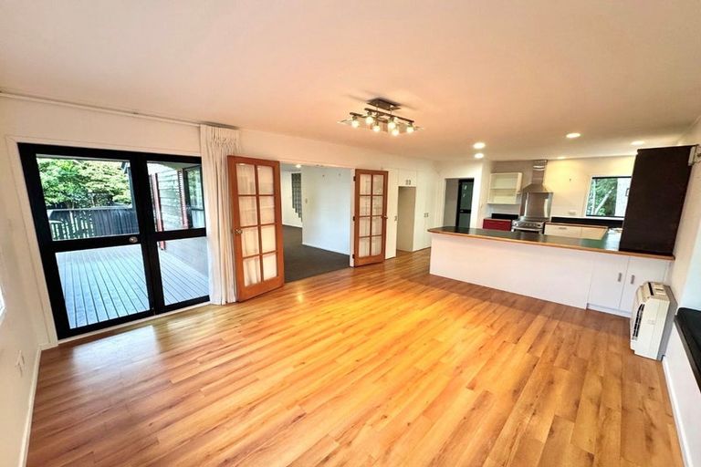 Photo of property in 22 Kingsclere Place, Goodwood Heights, Auckland, 2105