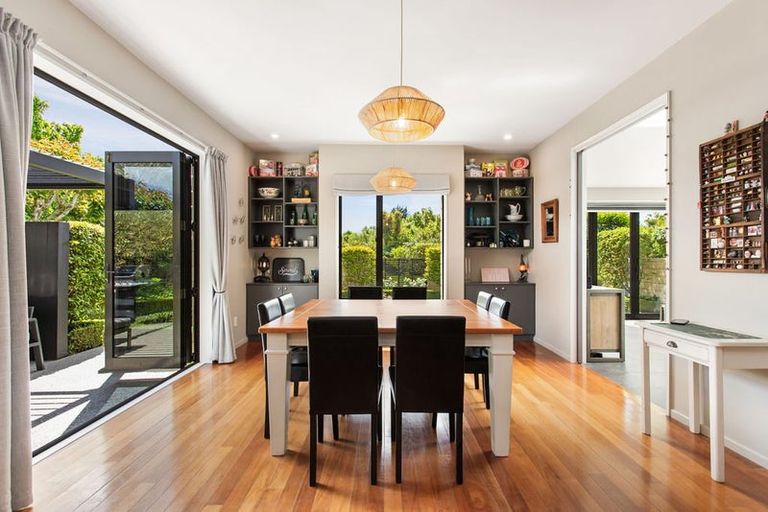 Photo of property in 28 Willowview Drive, Redwood, Christchurch, 8051