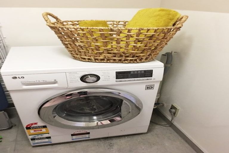 Photo of property in 1/2 Manor Place, Dunedin Central, Dunedin, 9016