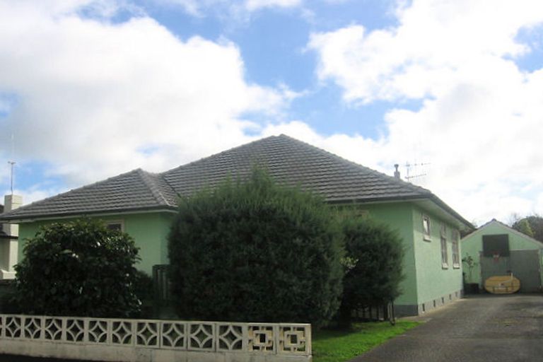 Photo of property in 17 Rewa Street, Takaro, Palmerston North, 4412
