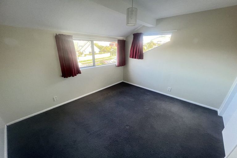 Photo of property in 122 Westchester Drive, Churton Park, Wellington, 6037