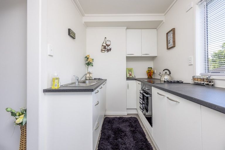 Photo of property in 3/144 Godley Road, Green Bay, Auckland, 0604