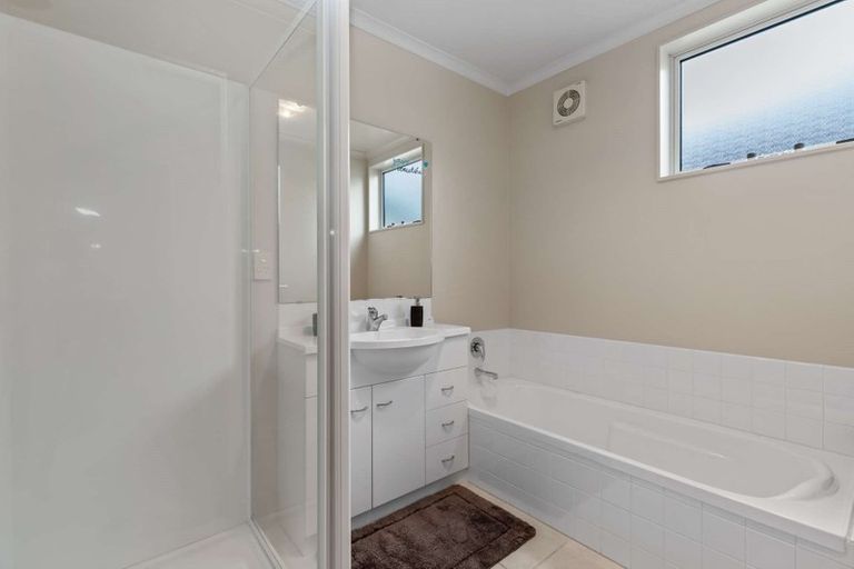 Photo of property in 16 Bruce Pulman Drive, Takanini, 2112
