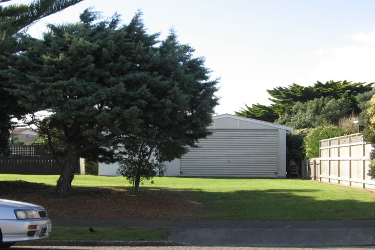 Photo of property in 15 Whitmore Grove, Waikanae Beach, Waikanae, 5036