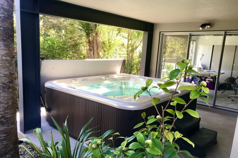 Photo of property in 9 Kahikatea Close, Campbells Bay, Auckland, 0630