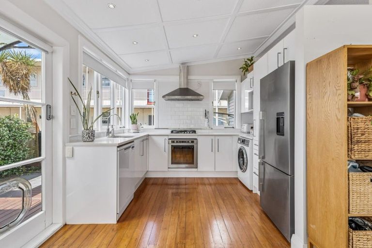 Photo of property in 2/221 Onewa Road, Birkenhead, Auckland, 0626