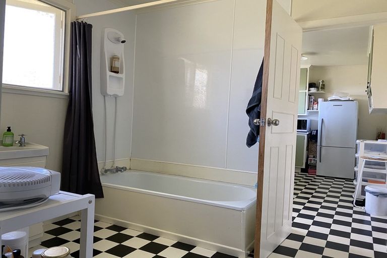 Photo of property in 4/3 Buscomb Avenue, Henderson, Auckland, 0610