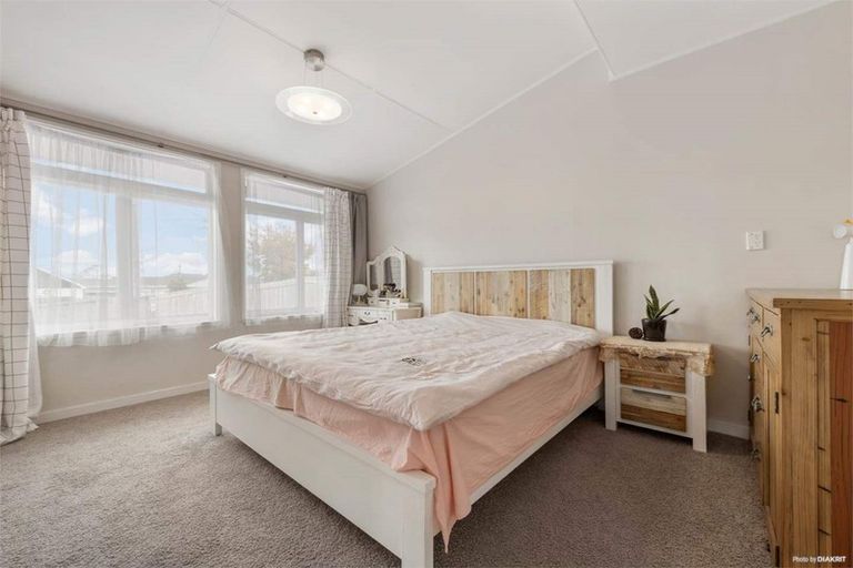 Photo of property in 1 Fowey Avenue, Te Atatu South, Auckland, 0610