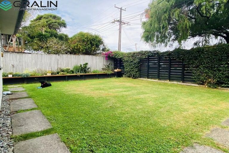 Photo of property in 1/9 Corrella Road, Belmont, Auckland, 0622