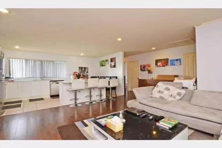 Photo of property in 10 Lockington Avenue, Henderson, Auckland, 0612