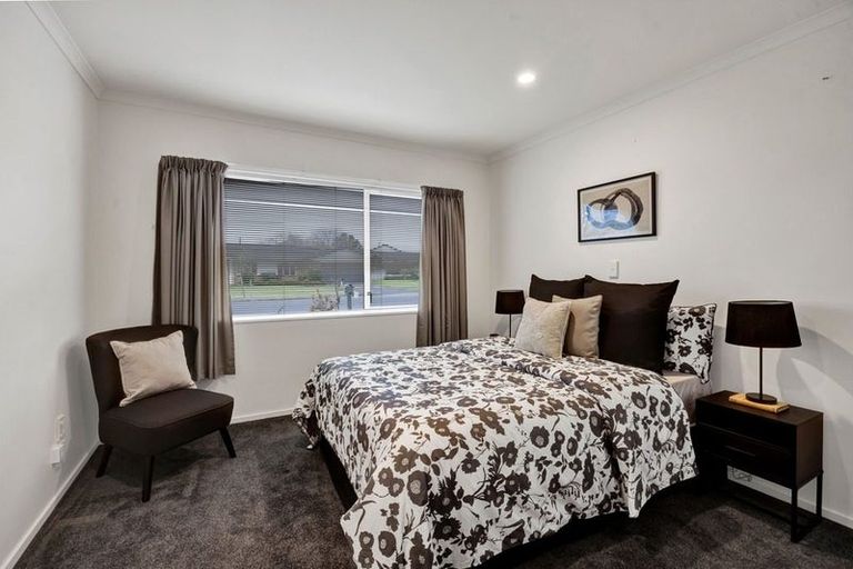 Photo of property in 18 Kinross Drive, Merrilands, New Plymouth, 4312