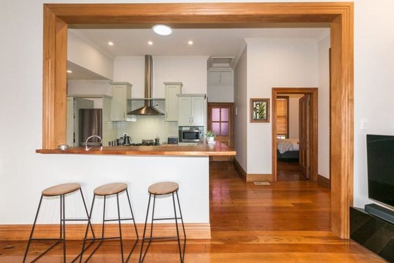 Photo of property in 6 Milton Road, Bluff Hill, Napier, 4110