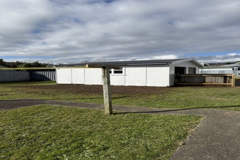 Photo of property in 1 Kauri Street, Levin, 5510