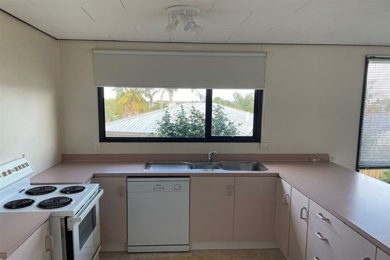 Photo of property in 72 Totaravale Drive, Totara Vale, Auckland, 0629