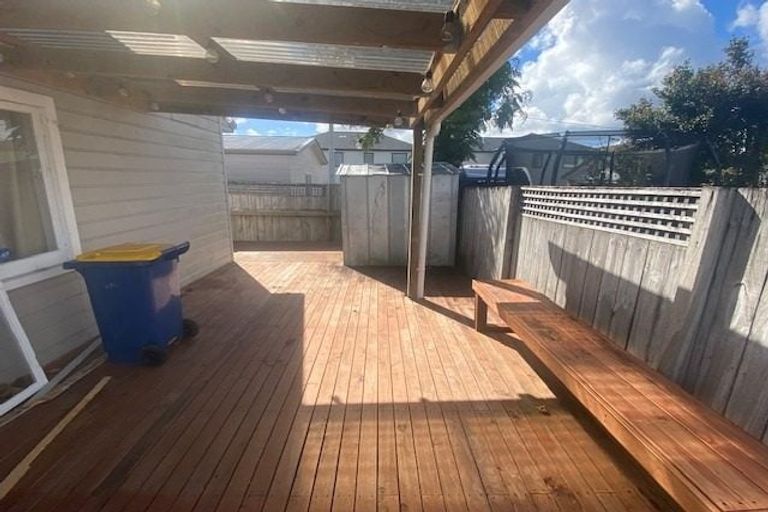 Photo of property in 118a Hutchinson Avenue, New Lynn, Auckland, 0600