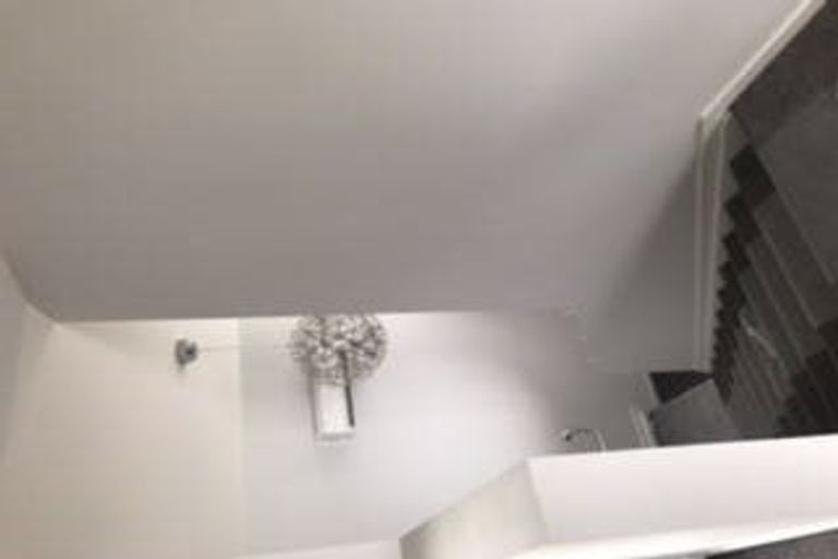 Photo of property in 32 Roxborough Place, East Tamaki Heights, Auckland, 2016