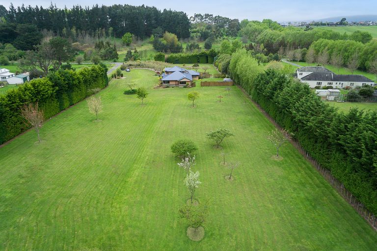 Photo of property in 46 Turitea Road, Fitzherbert, Palmerston North, 4472