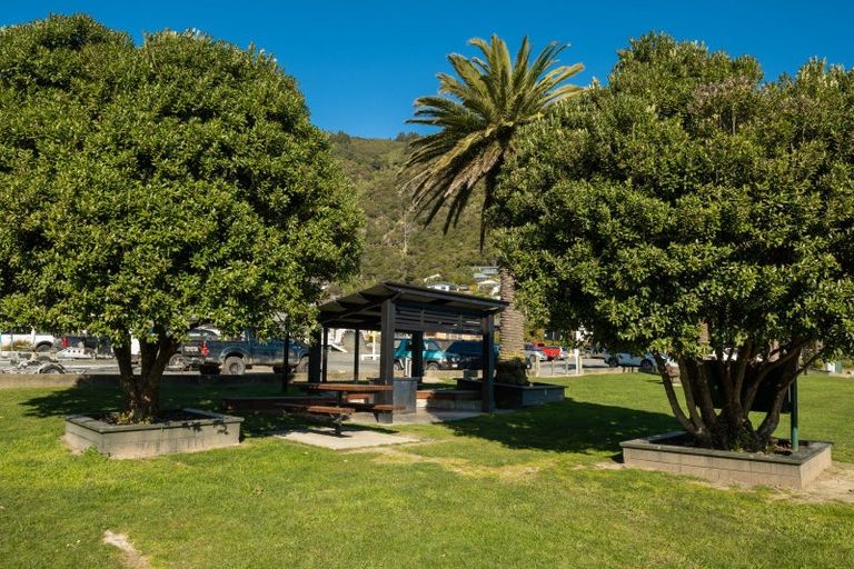 Photo of property in 27 Amelia Crescent, Waikawa, Picton, 7220