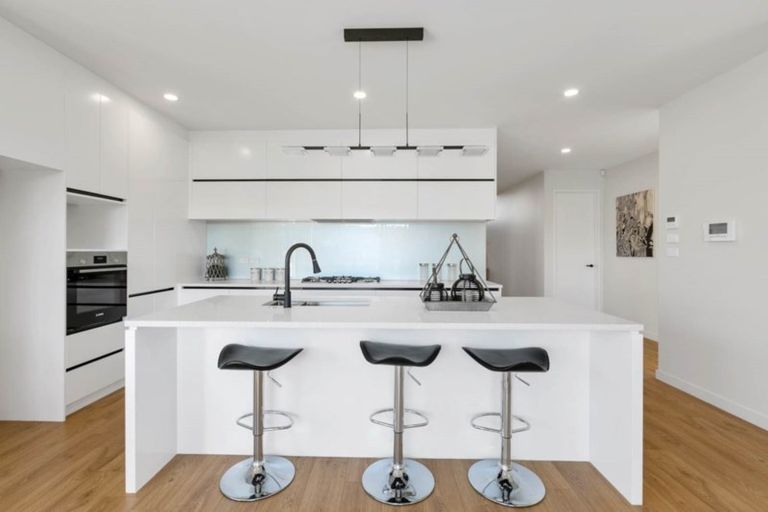 Photo of property in 32 Bine Crescent, Orewa, 0931