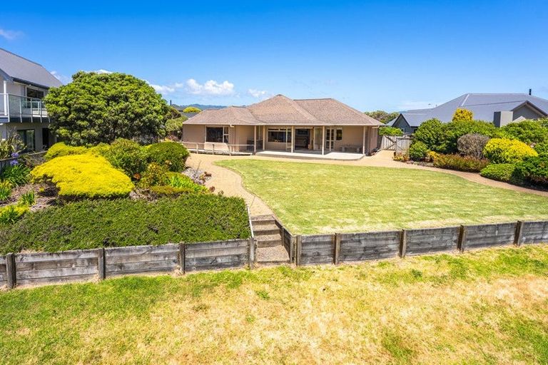 Photo of property in 11 Marewa Place, Waikanae Beach, Waikanae, 5036
