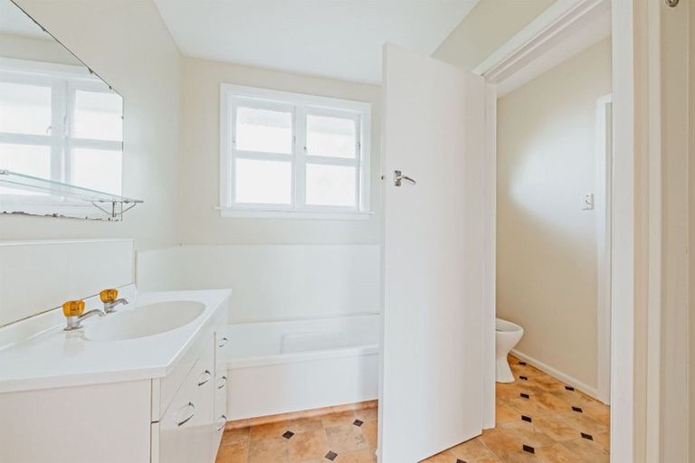 Photo of property in 135 Avonhead Road, Avonhead, Christchurch, 8042