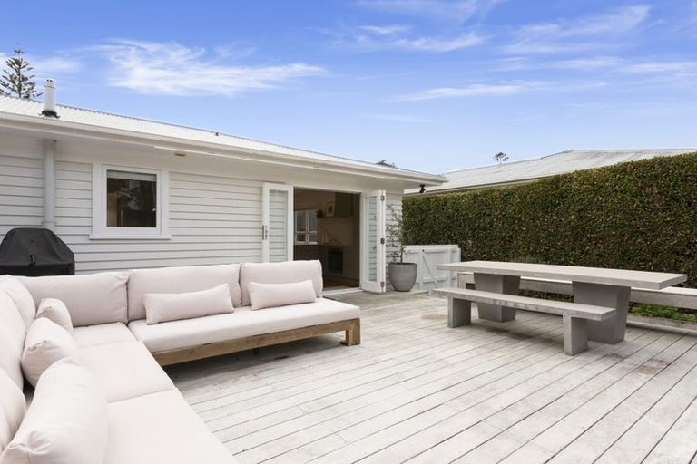 Photo of property in 31 Renata Crescent, Te Atatu Peninsula, Auckland, 0610