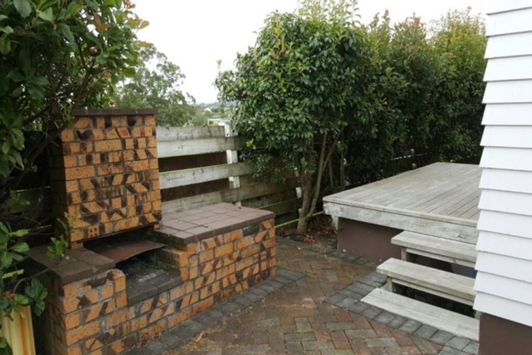 Photo of property in 27 Kirby Street, Glendene, Auckland, 0602