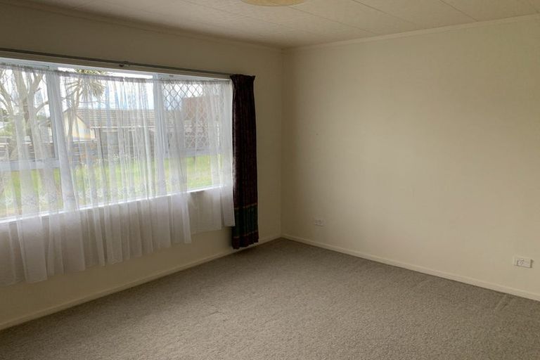 Photo of property in 2/82 Roberts Road, Te Atatu South, Auckland, 0610
