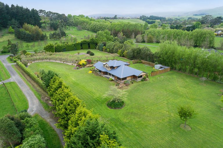 Photo of property in 46 Turitea Road, Fitzherbert, Palmerston North, 4472