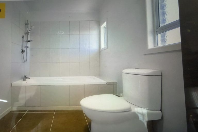 Photo of property in 2/322 East Coast Road, Sunnynook, Auckland, 0632
