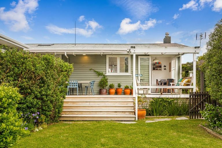Photo of property in 55 Graham Avenue, Te Atatu Peninsula, Auckland, 0610