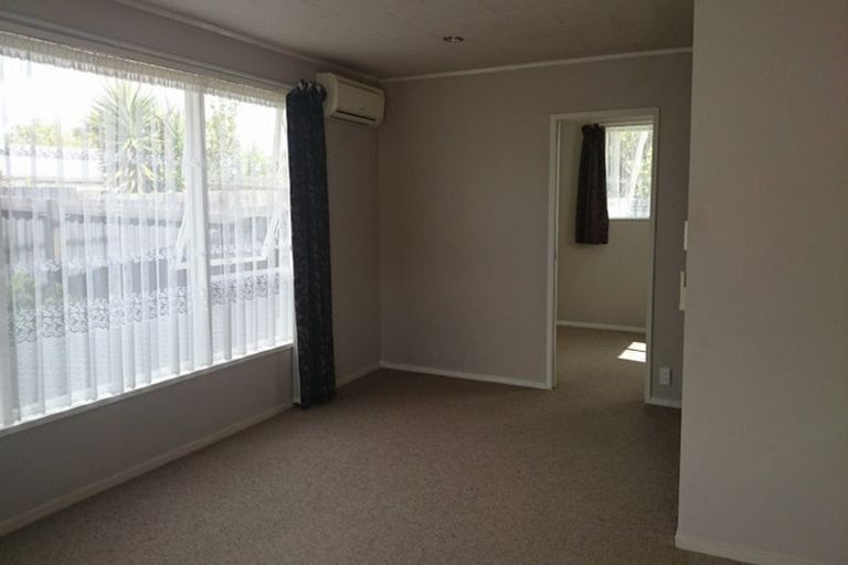 Photo of property in 9 Ballial Place, West Harbour, Auckland, 0618