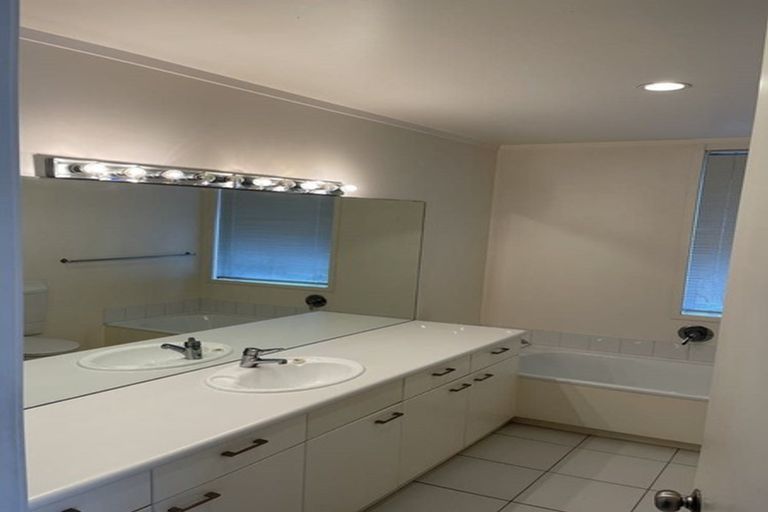 Photo of property in 2/14 Takutai Avenue, Bucklands Beach, Auckland, 2012