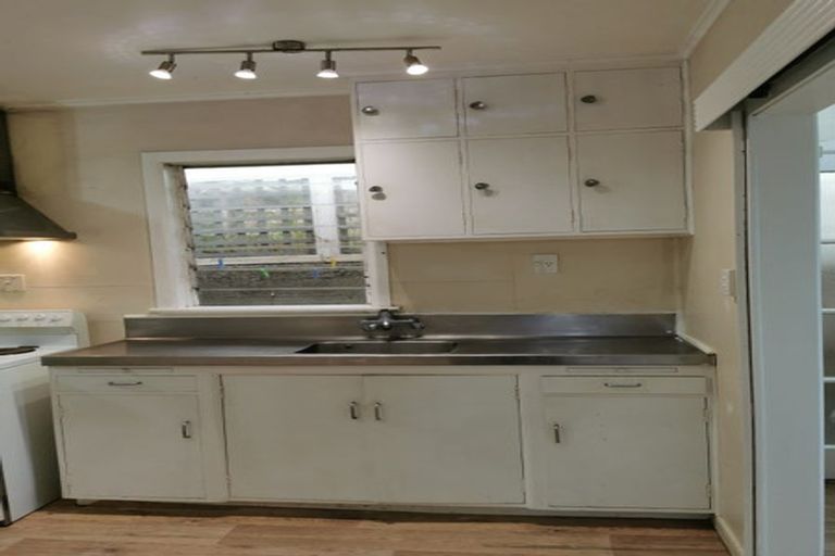 Photo of property in 88 Newlands Road, Newlands, Wellington, 6037