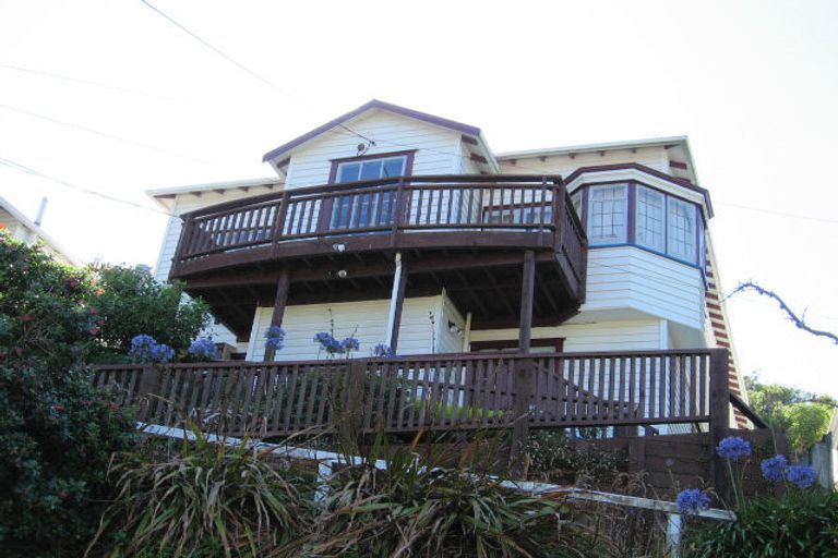 Photo of property in 140 Kelburn Parade, Kelburn, Wellington, 6012