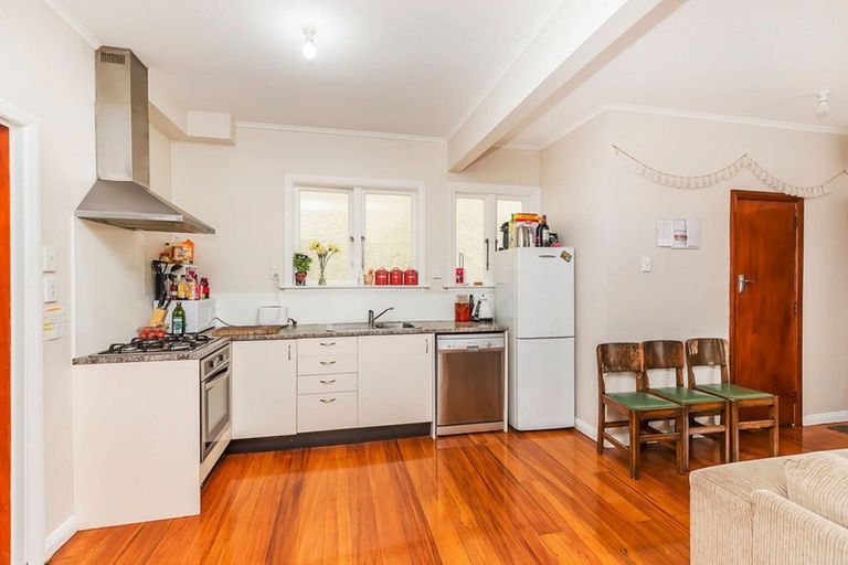 Photo of property in 77 Pirie Street, Mount Victoria, Wellington, 6011
