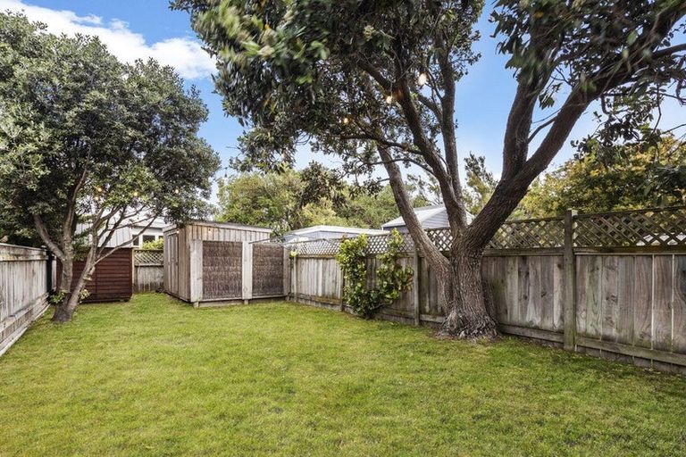Photo of property in 18 Apu Crescent, Lyall Bay, Wellington, 6022