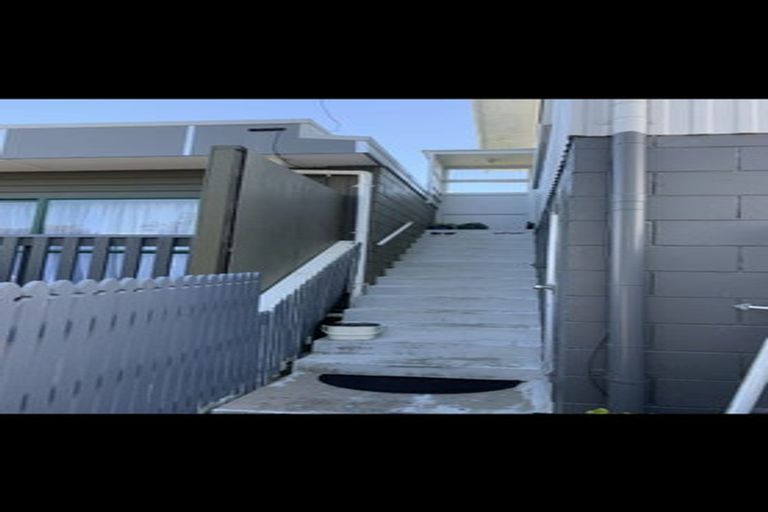 Photo of property in 2/65 Cliff View Drive, Green Bay, Auckland, 0604