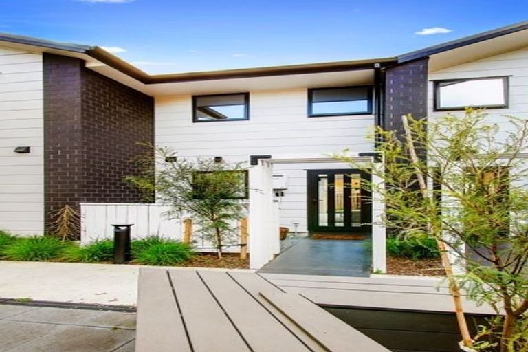 Photo of property in 2/4 Collingwood Street, Waterloo, Lower Hutt, 5011