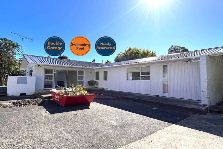 Photo of property in 15 Glenroy Place, Green Bay, Auckland, 0604