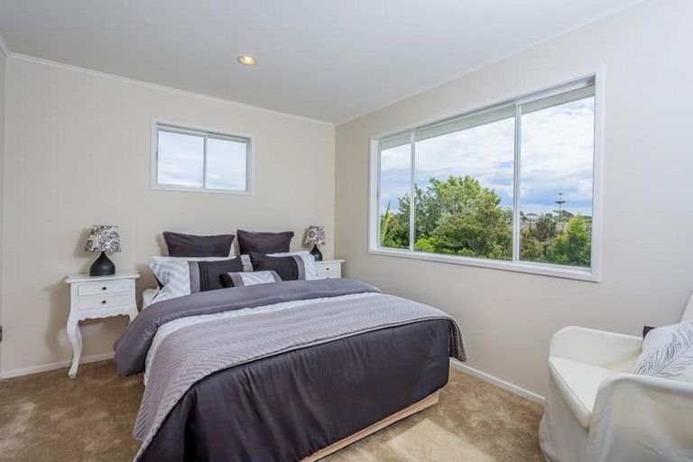 Photo of property in 3 Barker Rise, Northcross, Auckland, 0632