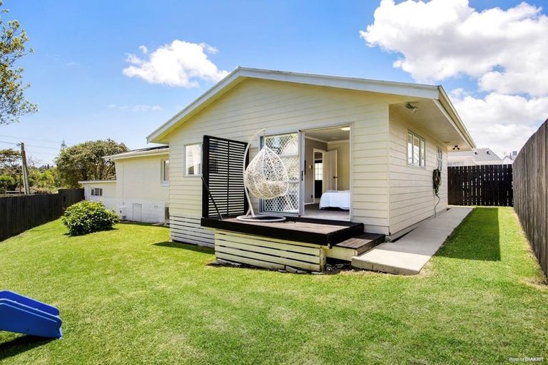 Photo of property in 22 Kaurilands Road, Titirangi, Auckland, 0604