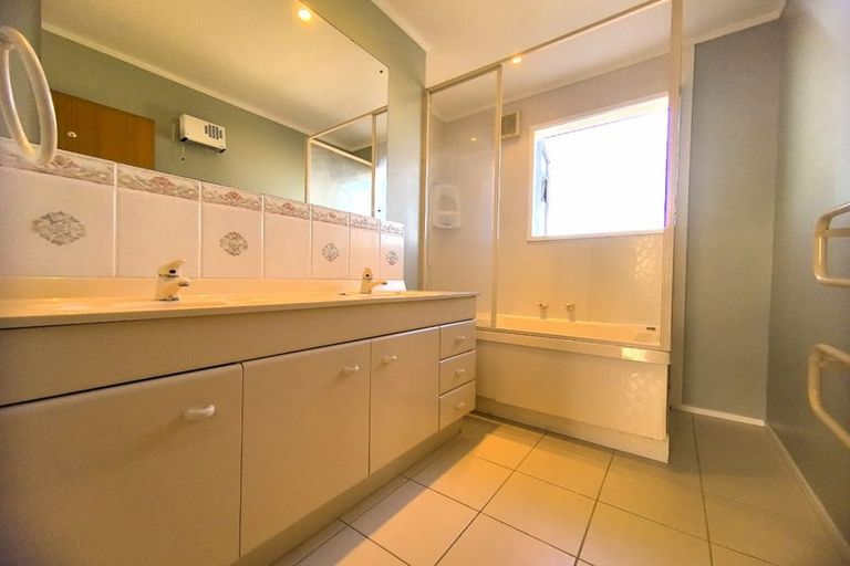 Photo of property in 21 Rosewarne Crescent, Glendene, Auckland, 0602