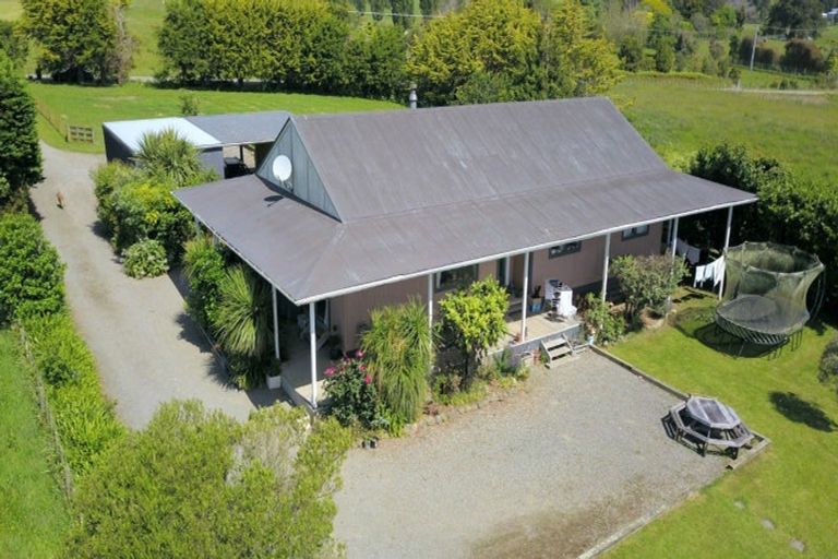 Photo of property in 631 Waitohu Valley Road, Manakau, Otaki, 5583