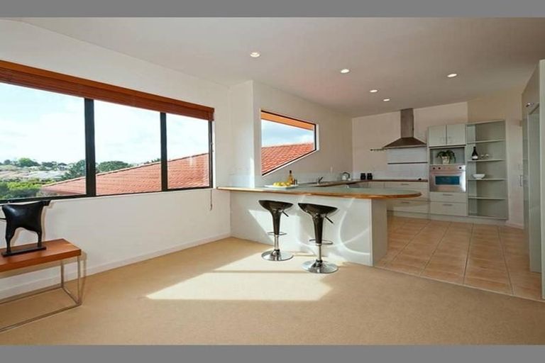 Photo of property in 11 Trotting Terrace, Fairview Heights, Auckland, 0632