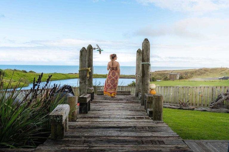 Photo of property in 10 Ironsands, Waverley, 4591