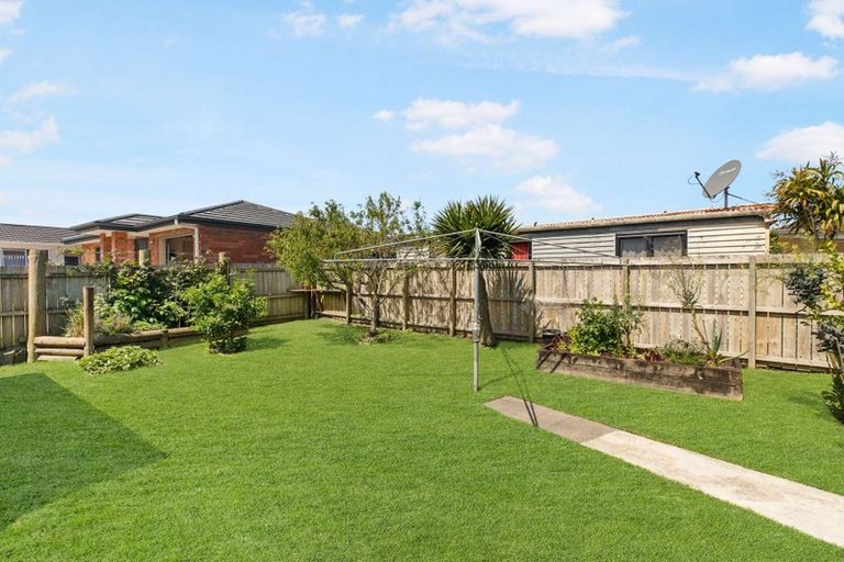 Photo of property in 21 Kelman Road, Kelston, Auckland, 0602