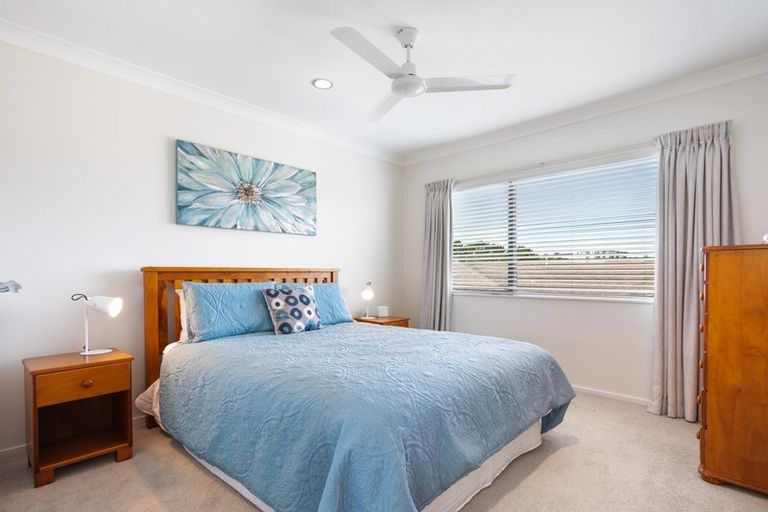 Photo of property in 20 Rising Parade, Fairview Heights, Auckland, 0632