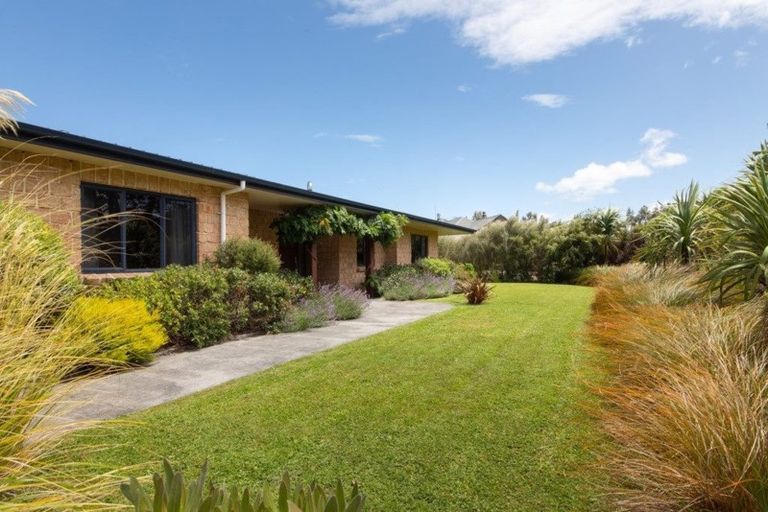 Photo of property in 57 Waicola Drive, Fitzherbert, Palmerston North, 4471